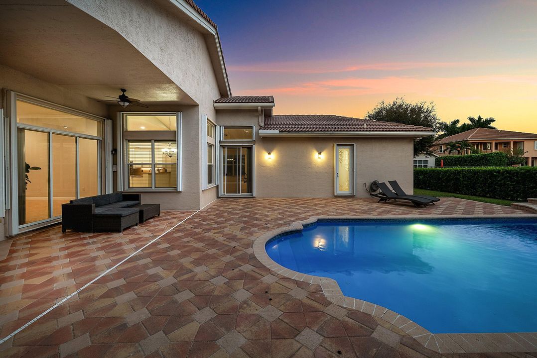 Activo con contrato: $999,900 (5 camas, 3 baños, 2945 Pies cuadrados)