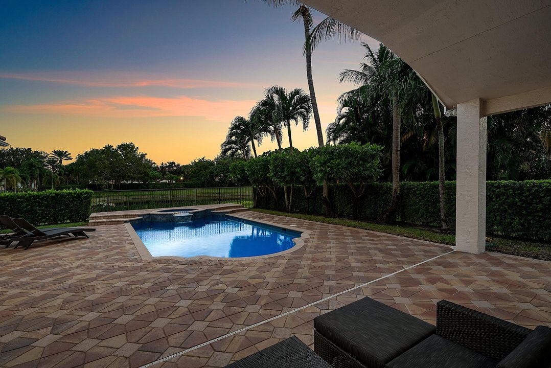 Activo con contrato: $999,900 (5 camas, 3 baños, 2945 Pies cuadrados)