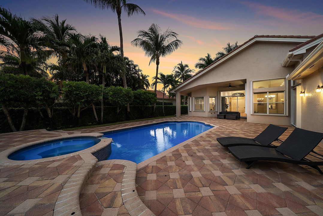 Activo con contrato: $999,900 (5 camas, 3 baños, 2945 Pies cuadrados)