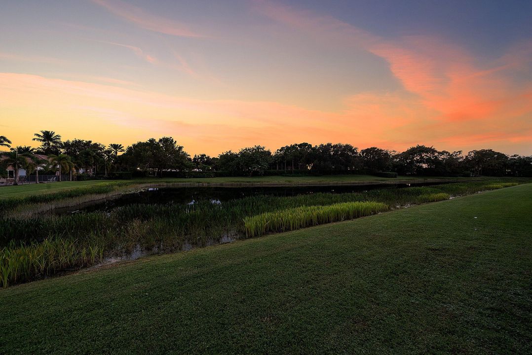 Activo con contrato: $999,900 (5 camas, 3 baños, 2945 Pies cuadrados)