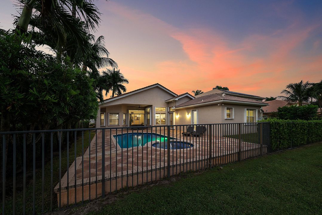 Activo con contrato: $999,900 (5 camas, 3 baños, 2945 Pies cuadrados)