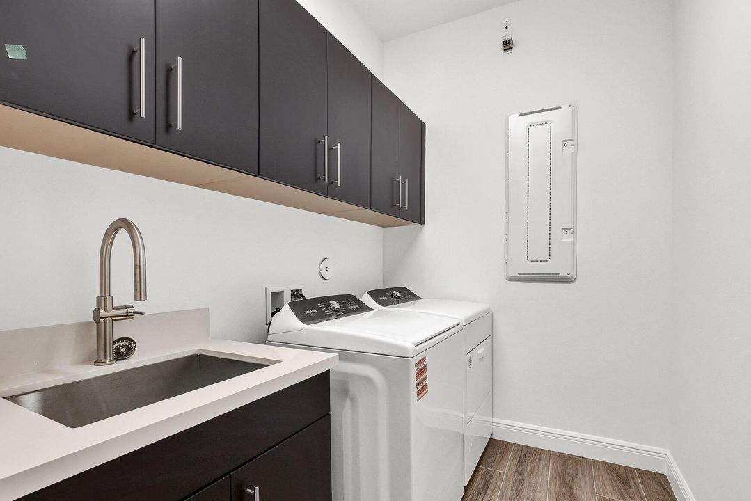 For Sale: $899,000 (3 beds, 3 baths, 2429 Square Feet)