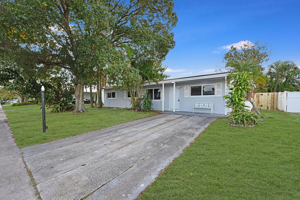 For Rent: $3,500 (4 beds, 2 baths, 1375 Square Feet)