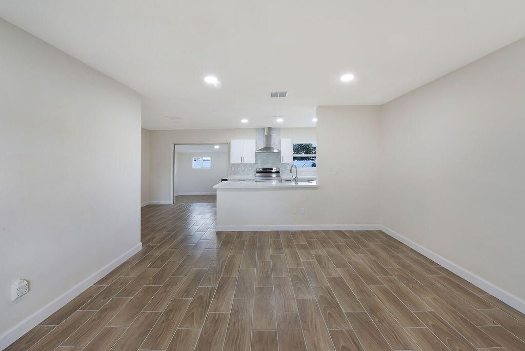 For Rent: $3,500 (4 beds, 2 baths, 1375 Square Feet)