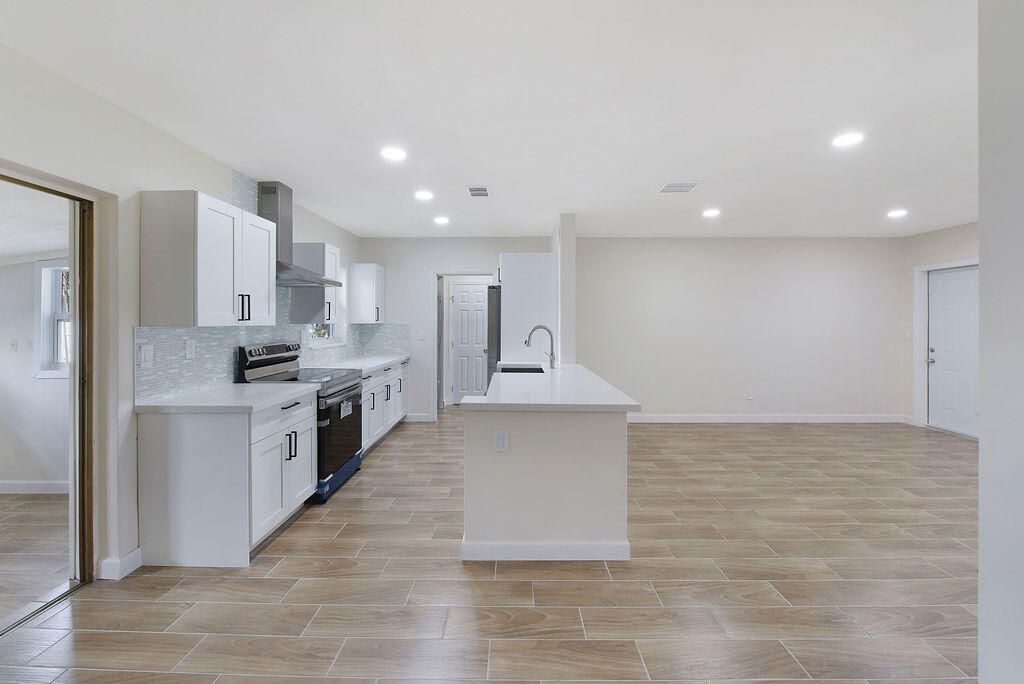 For Rent: $3,500 (4 beds, 2 baths, 1375 Square Feet)