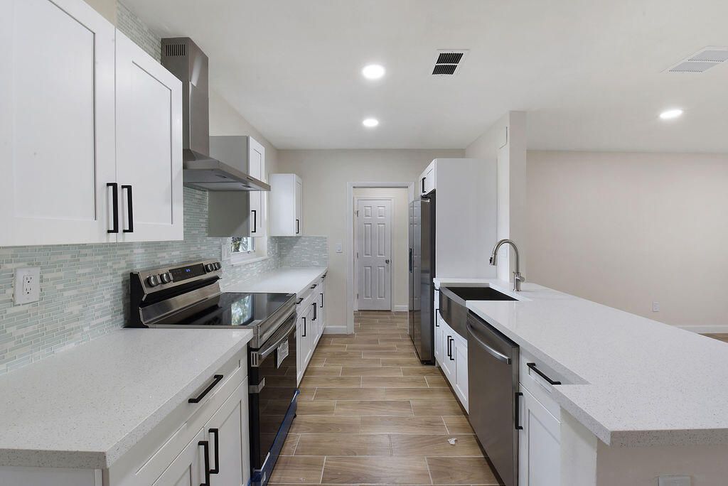 For Rent: $3,500 (4 beds, 2 baths, 1375 Square Feet)