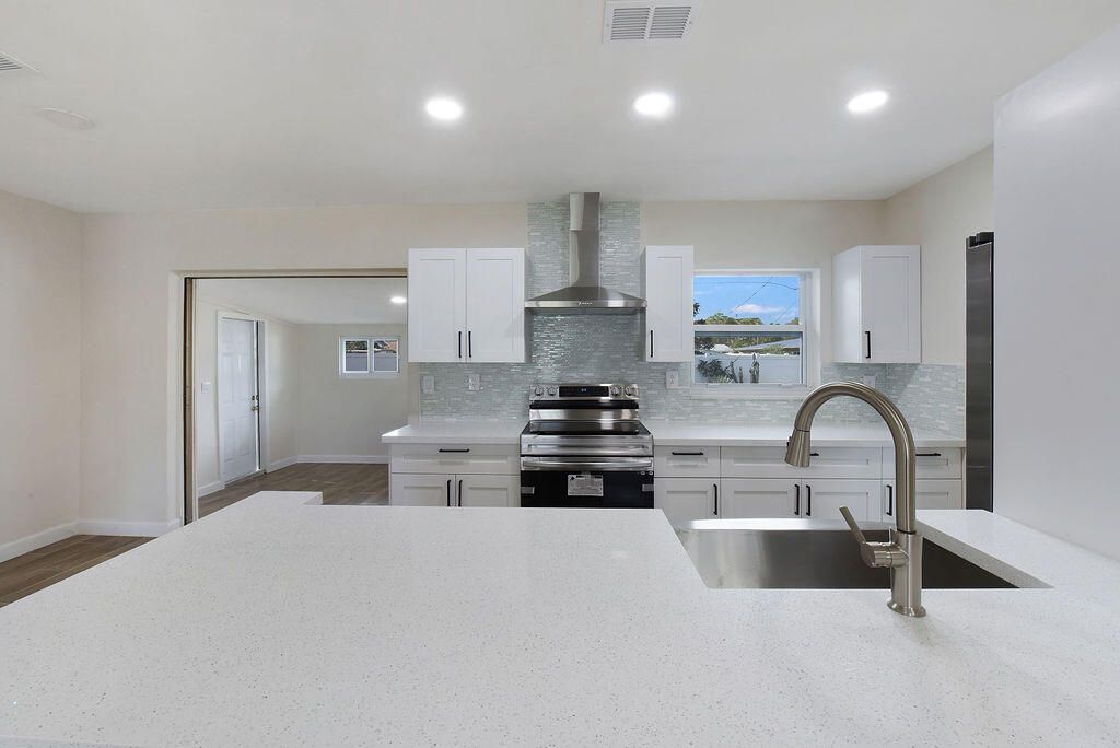 For Rent: $3,500 (4 beds, 2 baths, 1375 Square Feet)