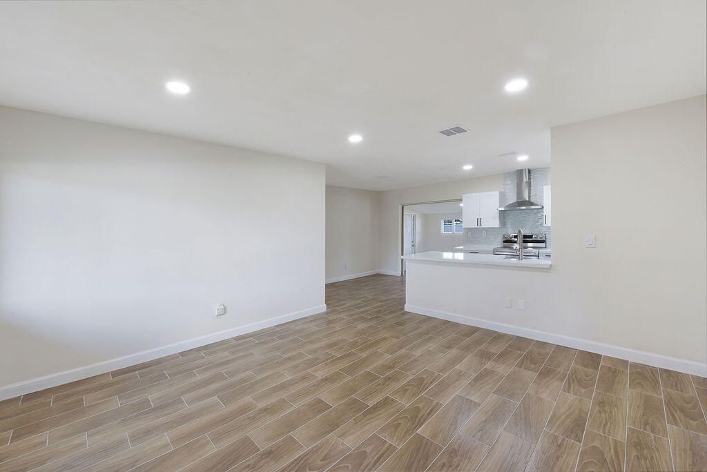 For Rent: $3,500 (4 beds, 2 baths, 1375 Square Feet)