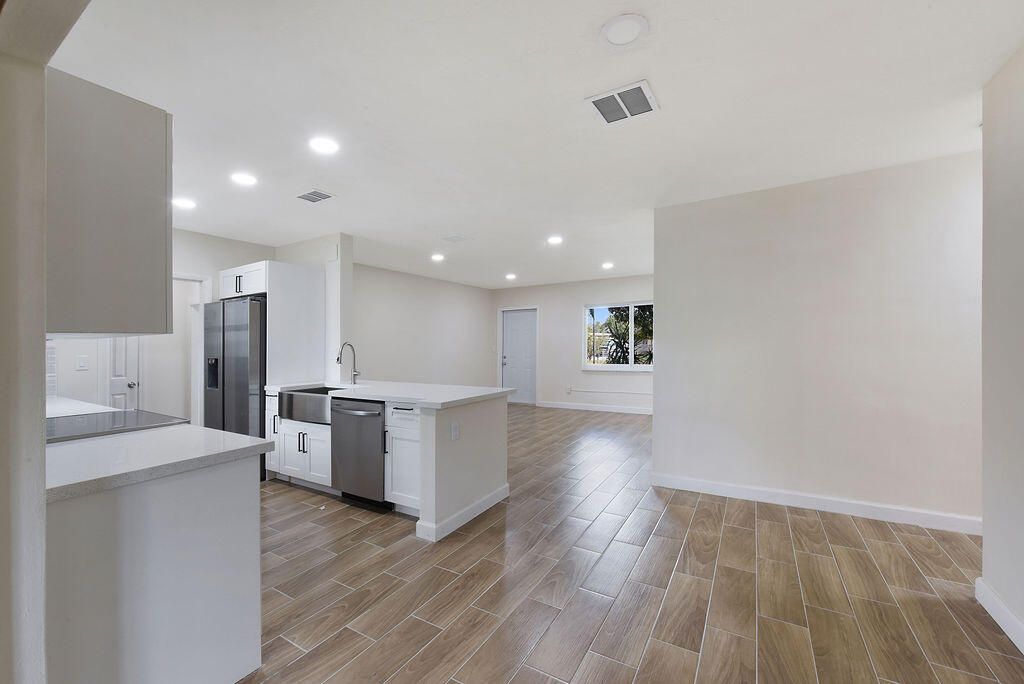 For Rent: $3,500 (4 beds, 2 baths, 1375 Square Feet)