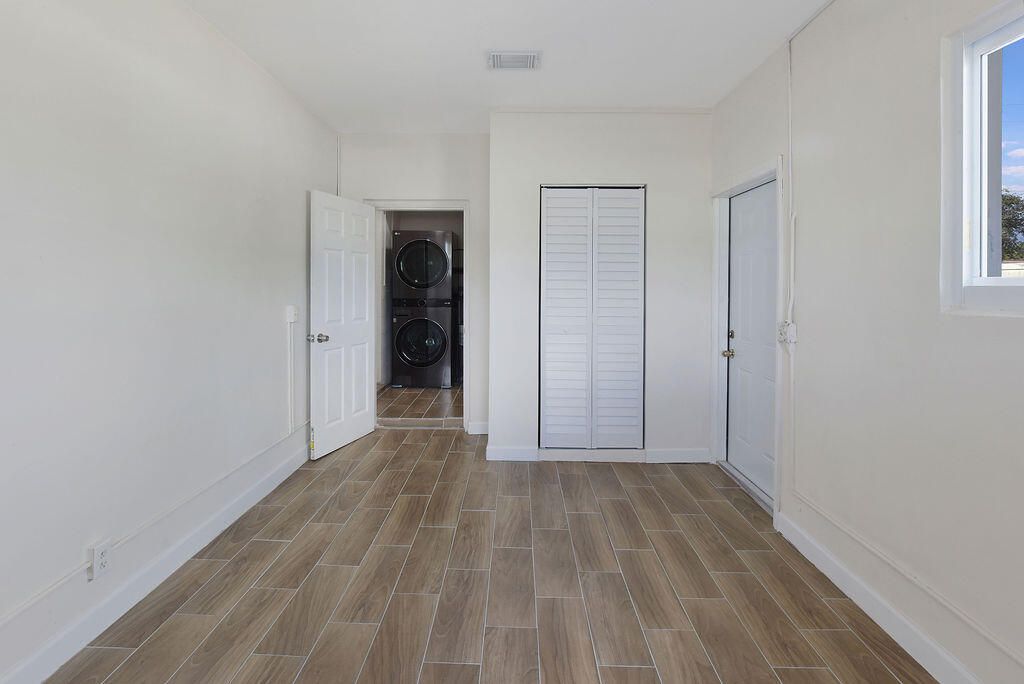 For Rent: $3,500 (4 beds, 2 baths, 1375 Square Feet)