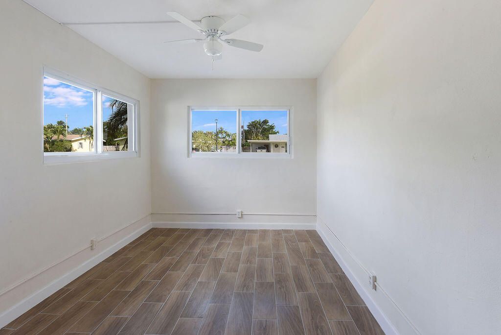 For Rent: $3,500 (4 beds, 2 baths, 1375 Square Feet)