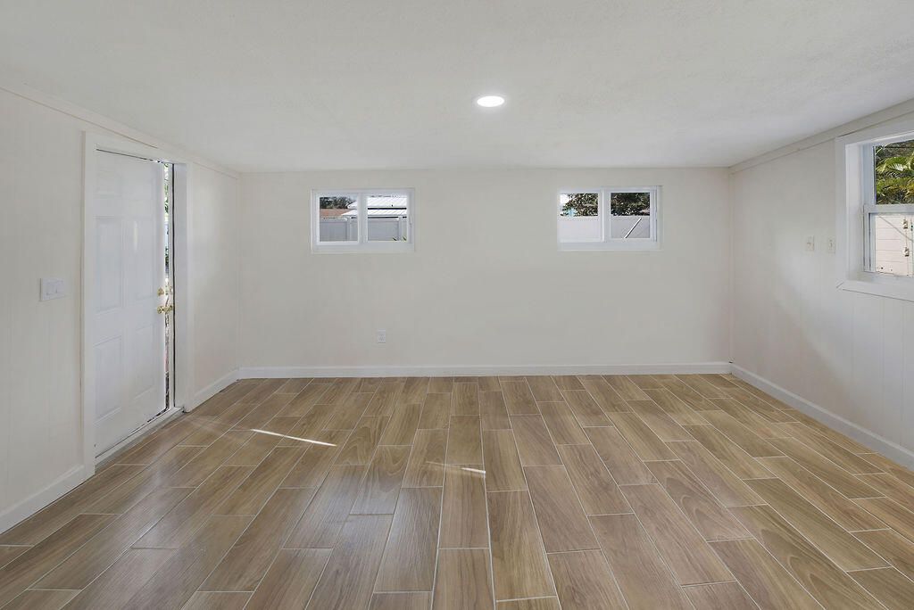 For Rent: $3,500 (4 beds, 2 baths, 1375 Square Feet)