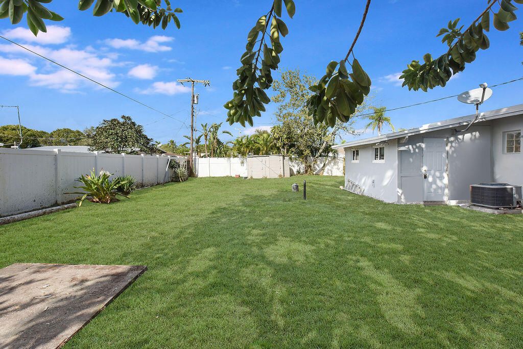 For Rent: $3,500 (4 beds, 2 baths, 1375 Square Feet)