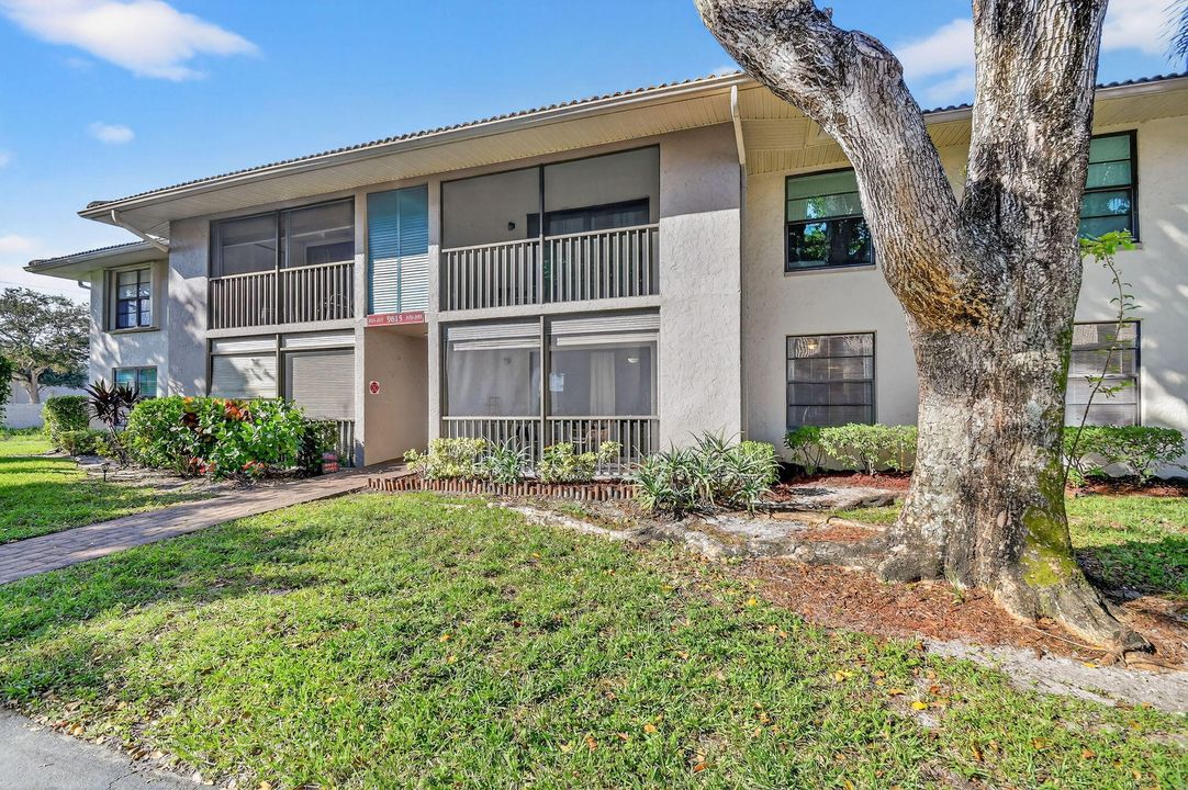 For Sale: $199,900 (2 beds, 2 baths, 1008 Square Feet)