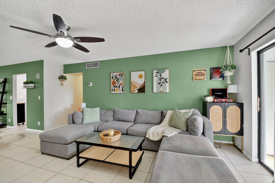 For Sale: $199,900 (2 beds, 2 baths, 1008 Square Feet)