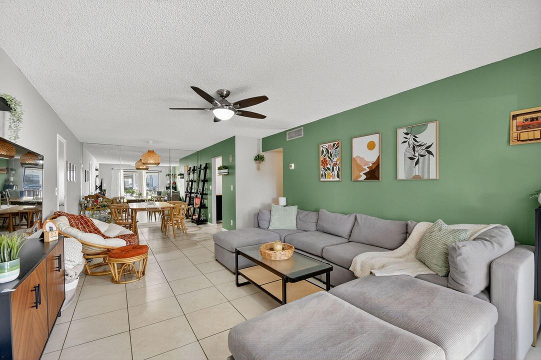 For Sale: $199,900 (2 beds, 2 baths, 1008 Square Feet)