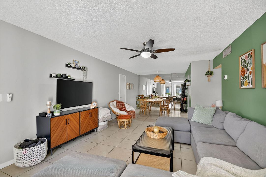 For Sale: $199,900 (2 beds, 2 baths, 1008 Square Feet)