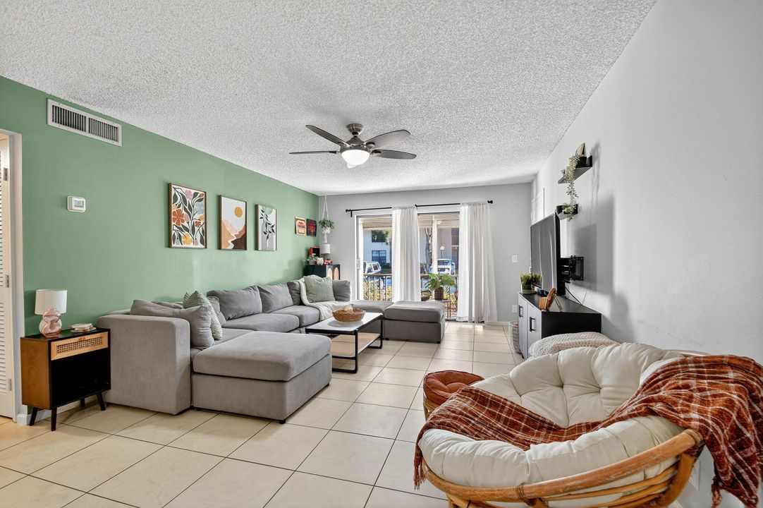 For Sale: $199,900 (2 beds, 2 baths, 1008 Square Feet)