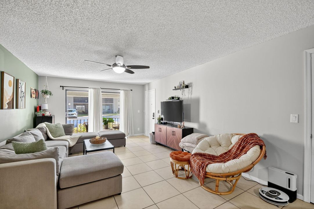 For Sale: $199,900 (2 beds, 2 baths, 1008 Square Feet)