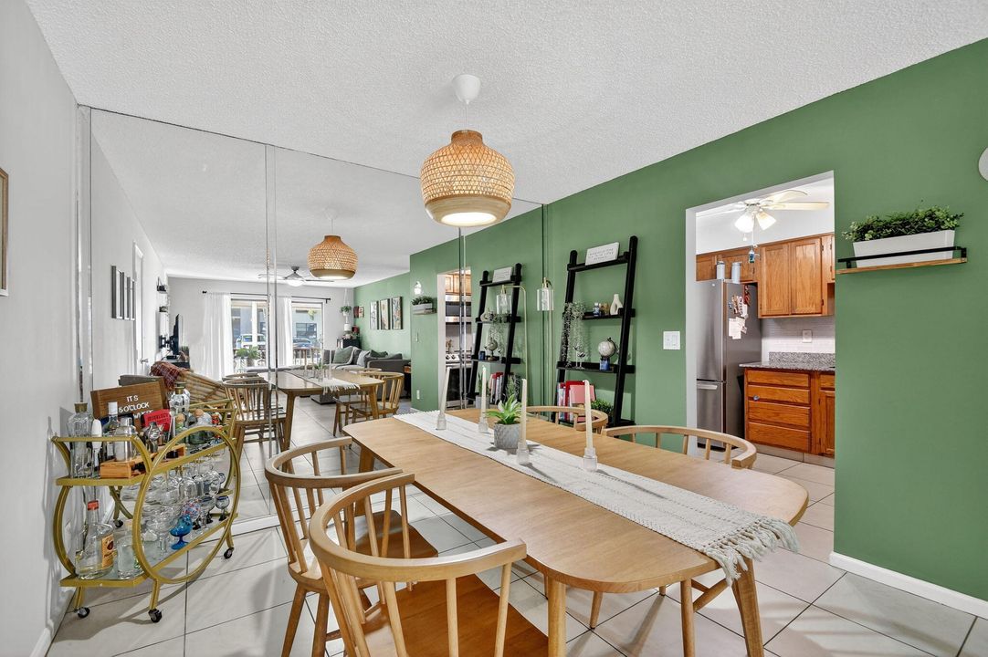 For Sale: $199,900 (2 beds, 2 baths, 1008 Square Feet)