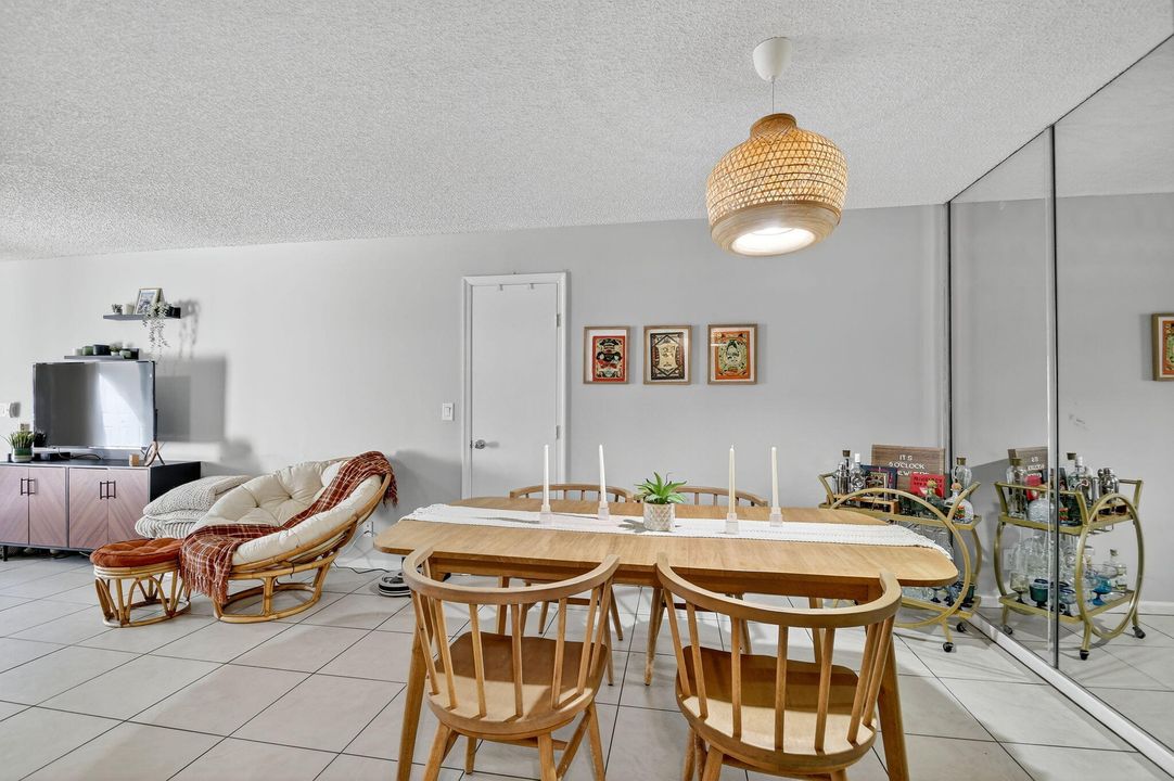 For Sale: $199,900 (2 beds, 2 baths, 1008 Square Feet)