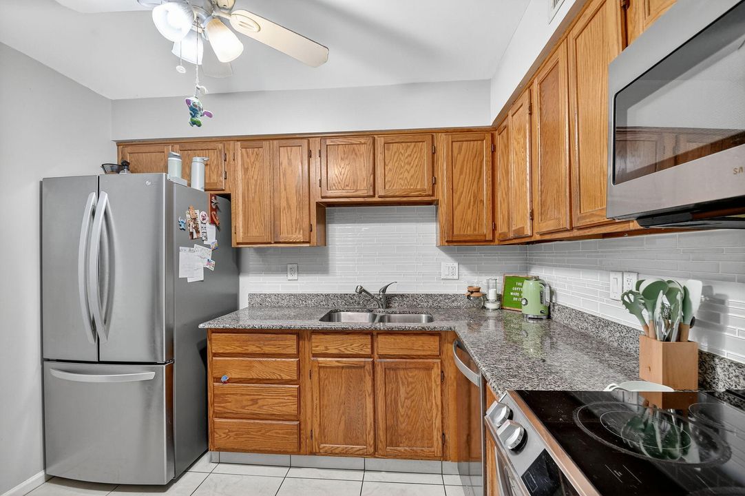 For Sale: $199,900 (2 beds, 2 baths, 1008 Square Feet)