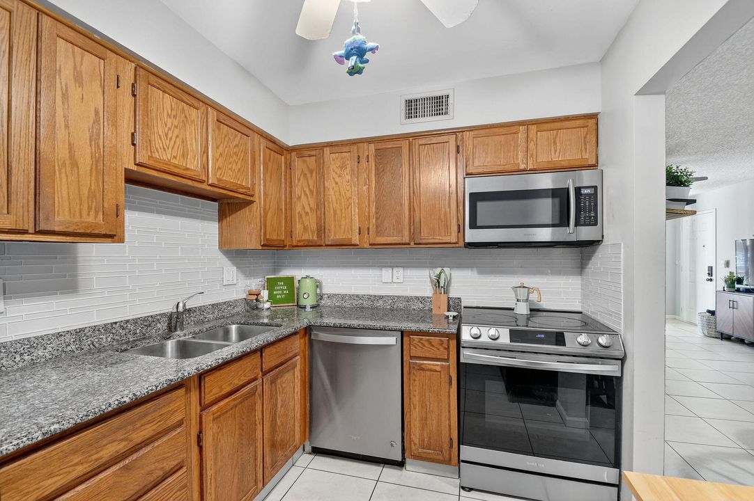 For Sale: $199,900 (2 beds, 2 baths, 1008 Square Feet)