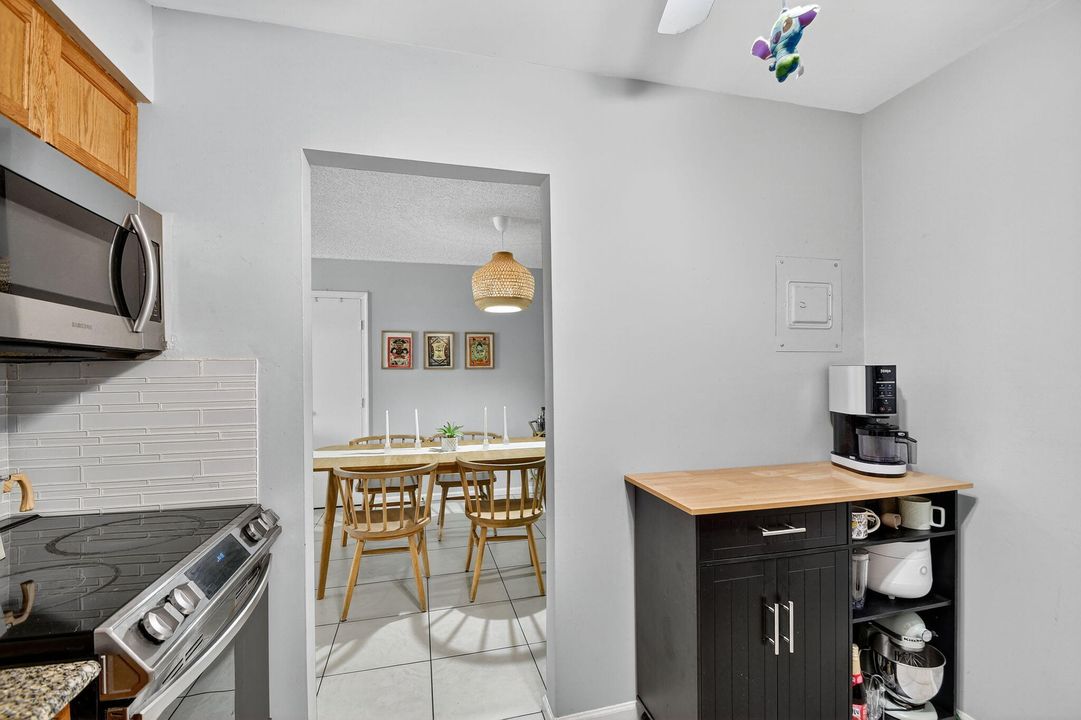 For Sale: $199,900 (2 beds, 2 baths, 1008 Square Feet)