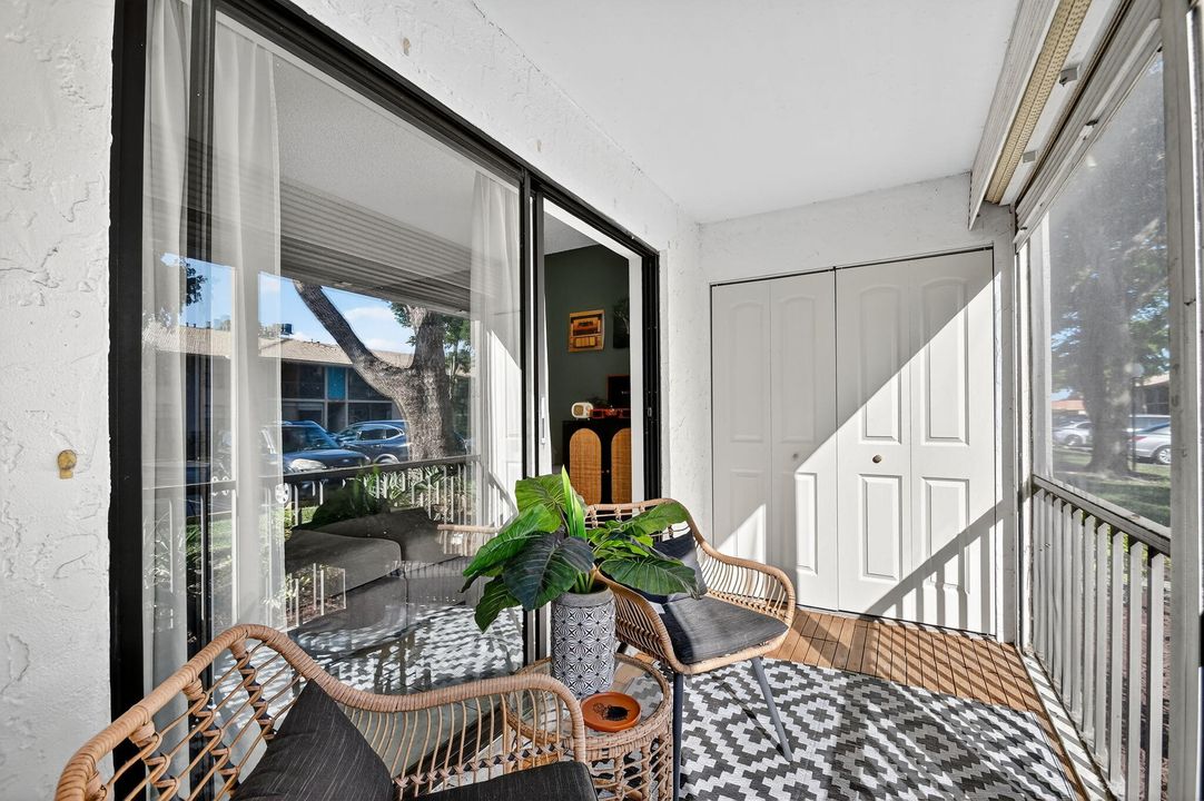 For Sale: $199,900 (2 beds, 2 baths, 1008 Square Feet)