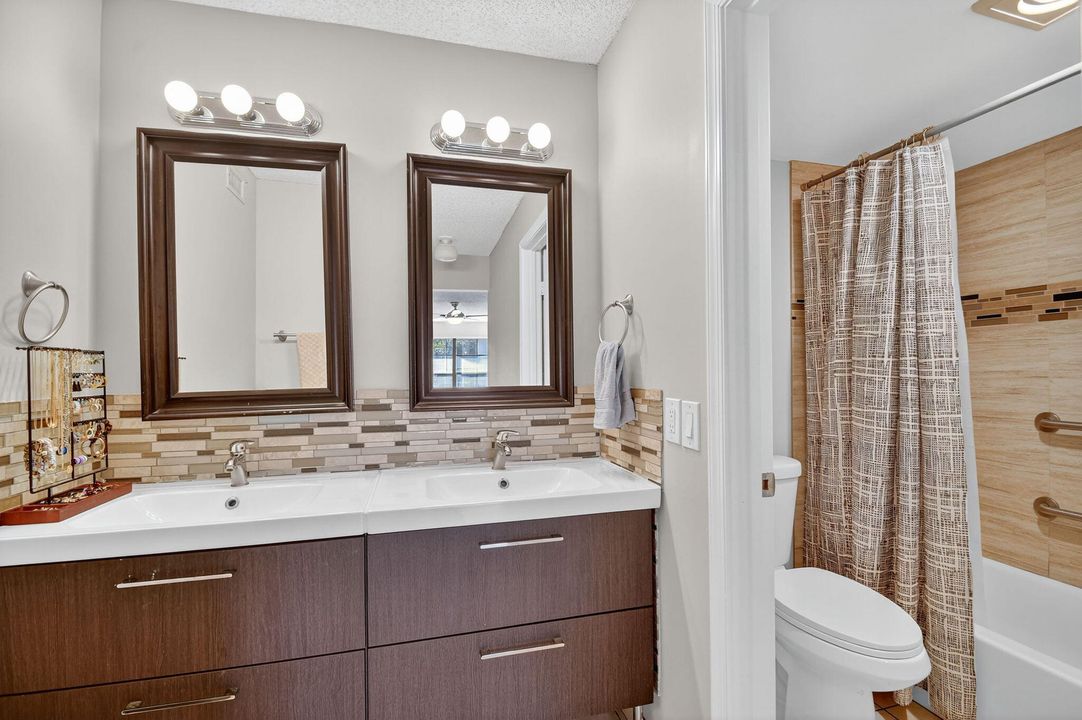 For Sale: $199,900 (2 beds, 2 baths, 1008 Square Feet)