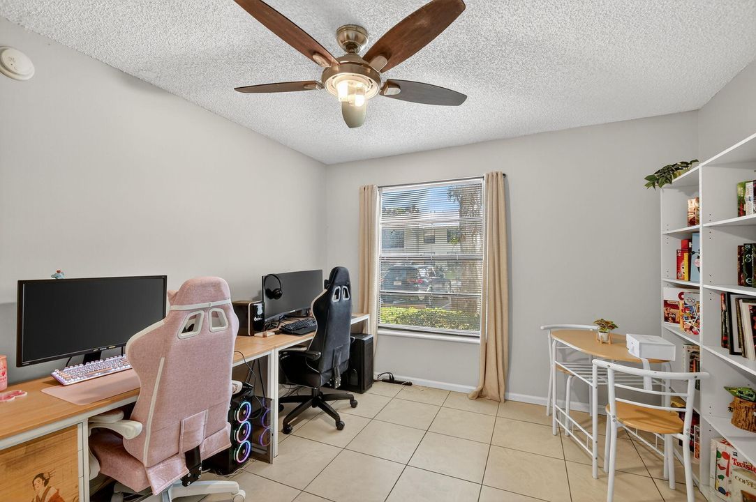 For Sale: $199,900 (2 beds, 2 baths, 1008 Square Feet)