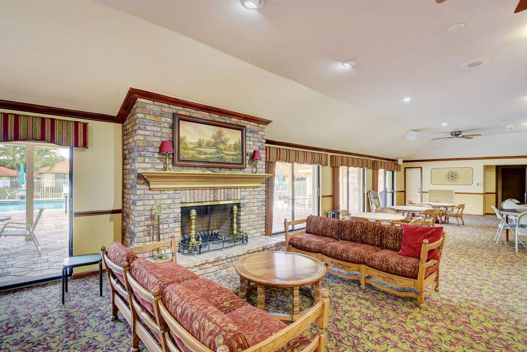 For Sale: $199,900 (2 beds, 2 baths, 1008 Square Feet)