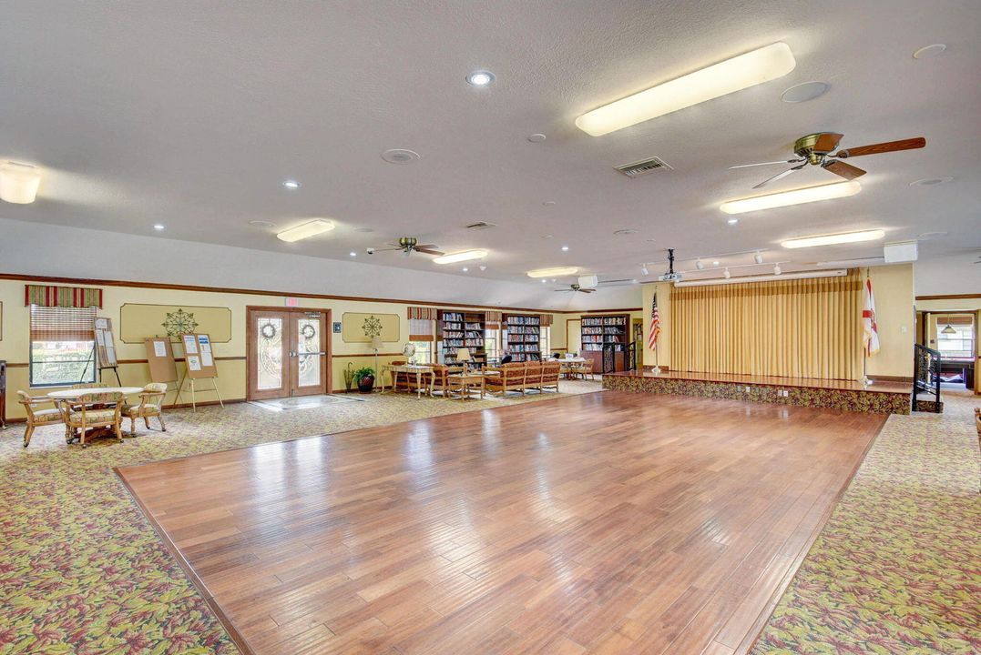 For Sale: $199,900 (2 beds, 2 baths, 1008 Square Feet)