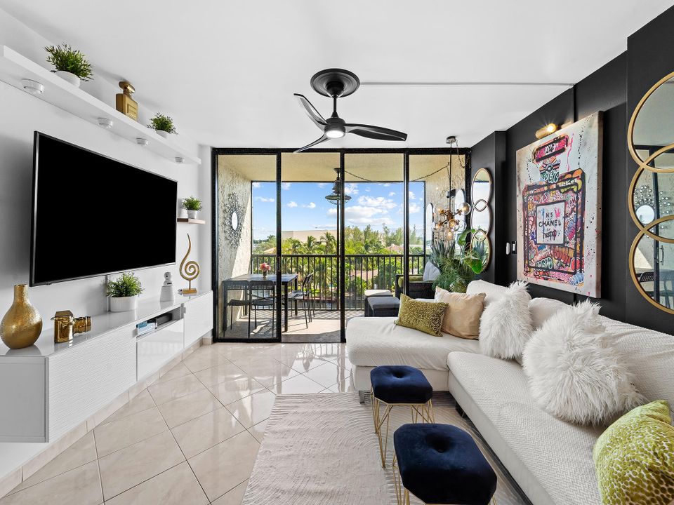 For Sale: $385,000 (2 beds, 2 baths, 1095 Square Feet)