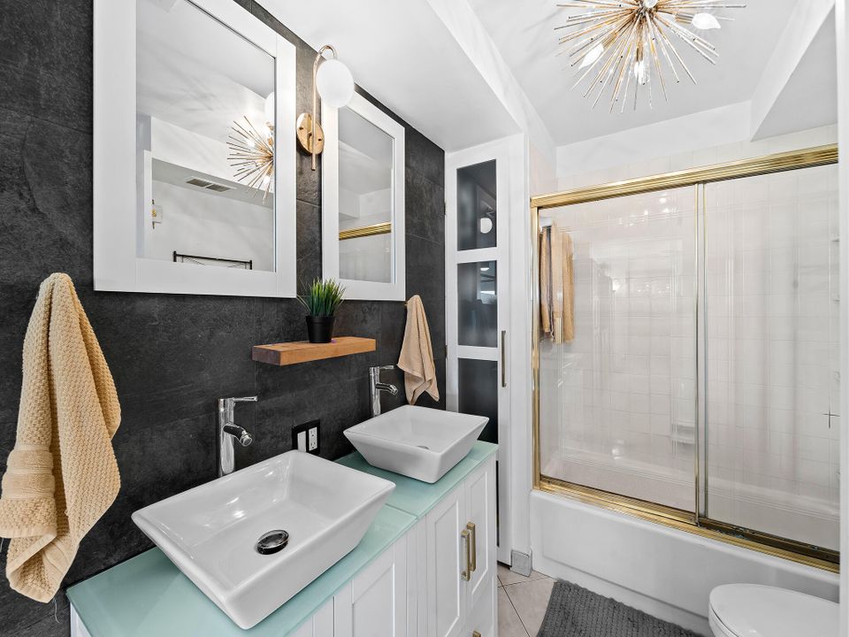 For Sale: $385,000 (2 beds, 2 baths, 1095 Square Feet)