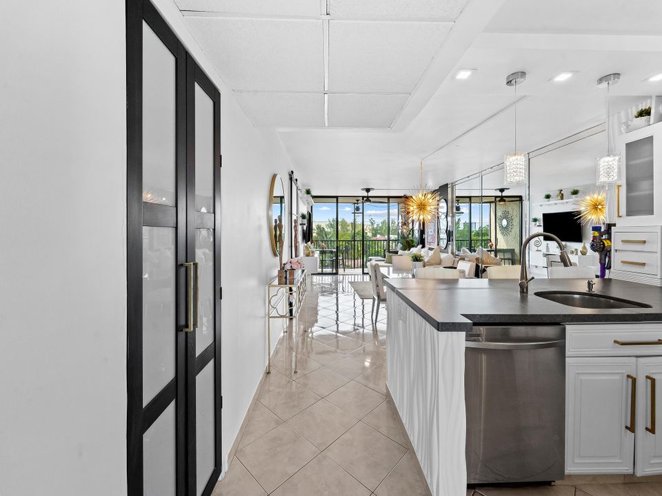 For Sale: $385,000 (2 beds, 2 baths, 1095 Square Feet)