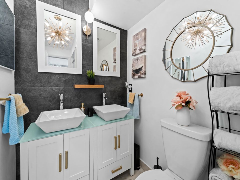 For Sale: $385,000 (2 beds, 2 baths, 1095 Square Feet)