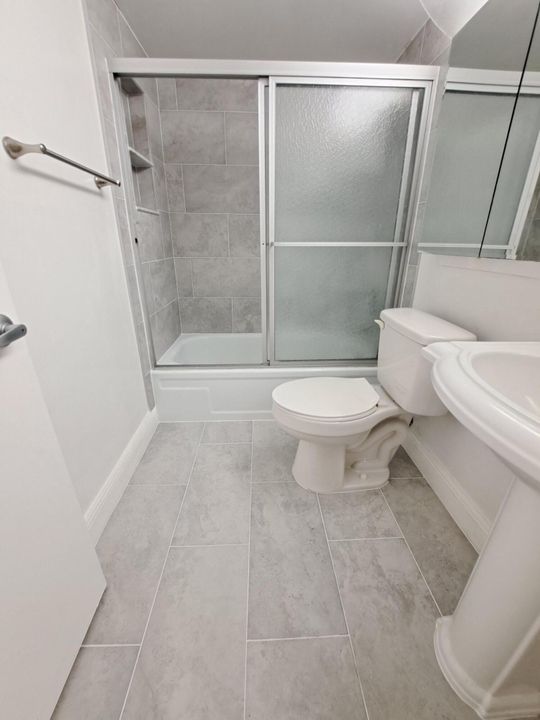 合同活跃: $98,000 (1 贝兹, 1 浴室, 570 平方英尺)