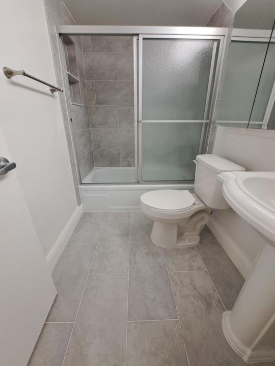 合同活跃: $98,000 (1 贝兹, 1 浴室, 570 平方英尺)