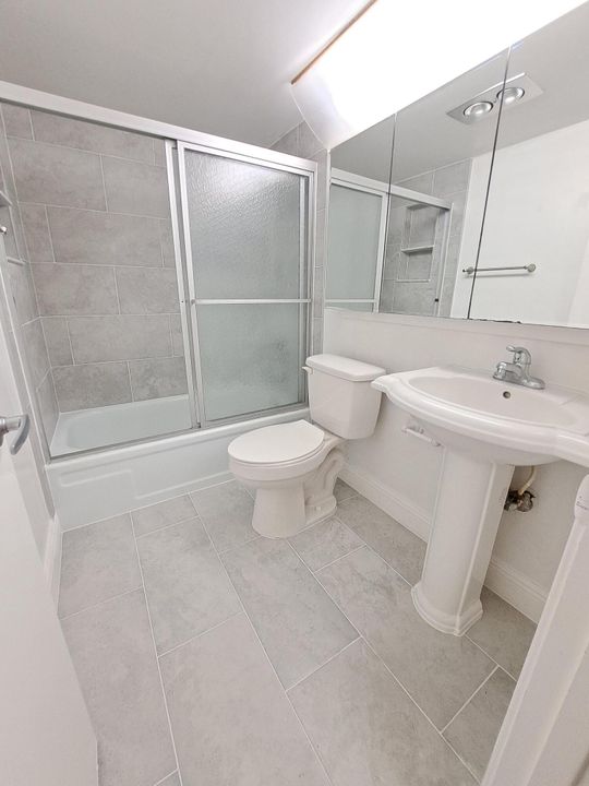 合同活跃: $98,000 (1 贝兹, 1 浴室, 570 平方英尺)