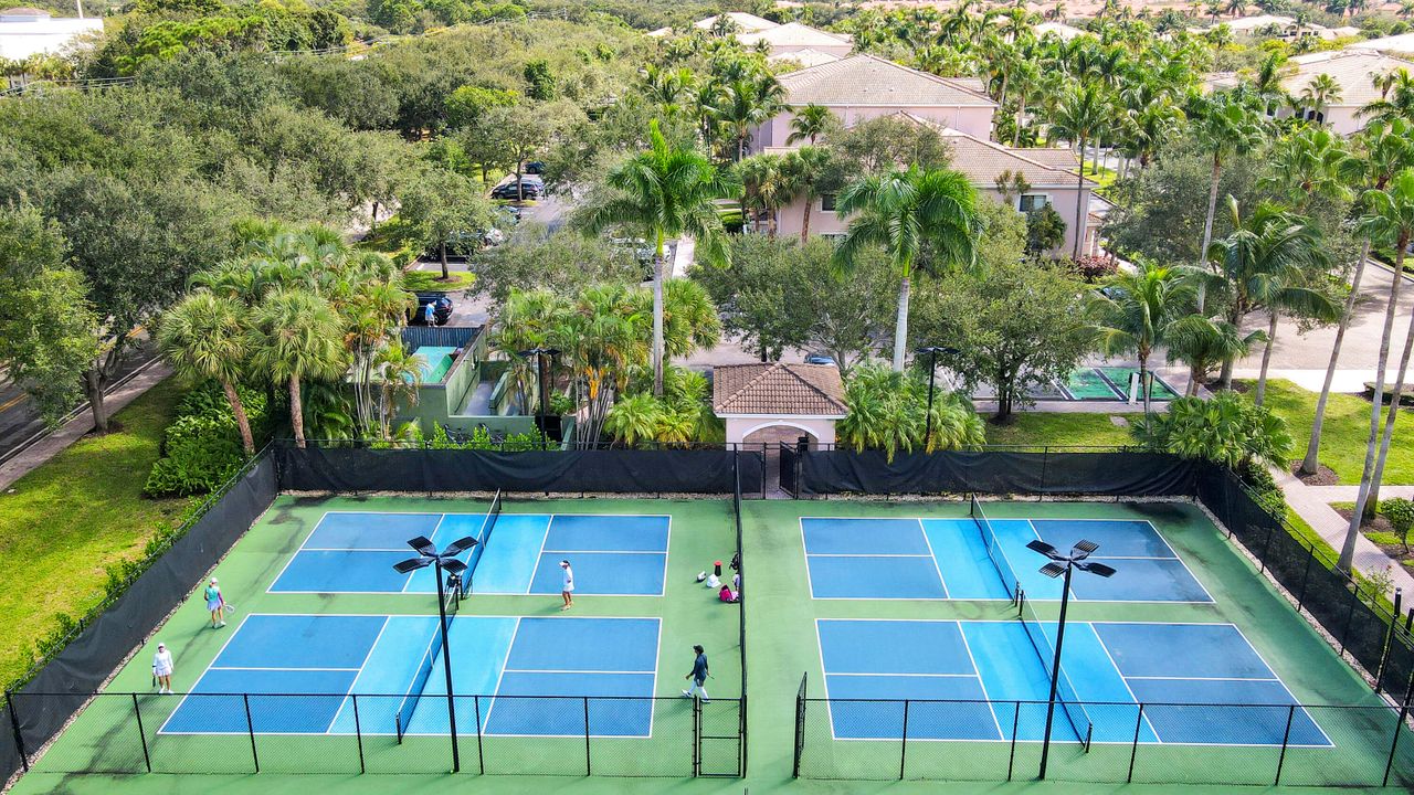 Active With Contract: $289,900 (2 beds, 2 baths, 1092 Square Feet)