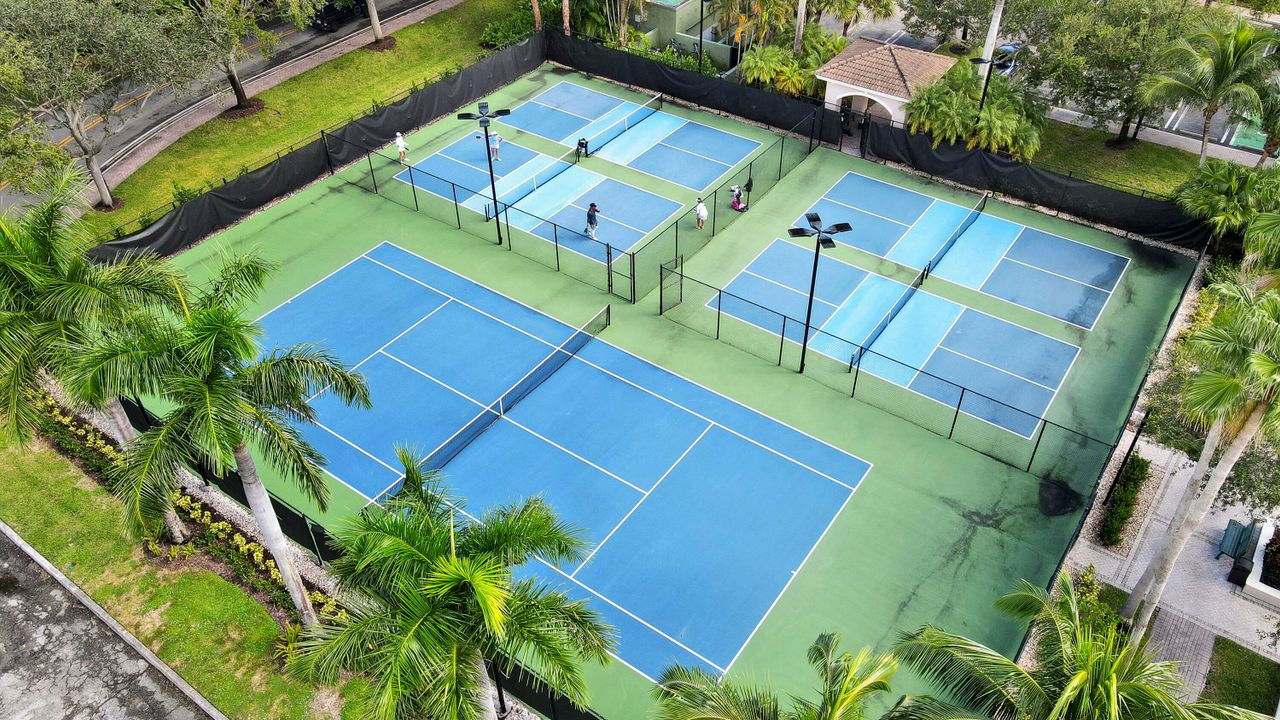 Active With Contract: $289,900 (2 beds, 2 baths, 1092 Square Feet)