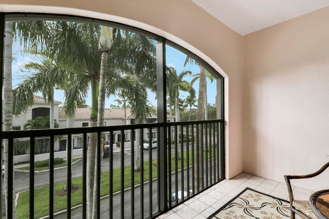 Active With Contract: $289,900 (2 beds, 2 baths, 1092 Square Feet)