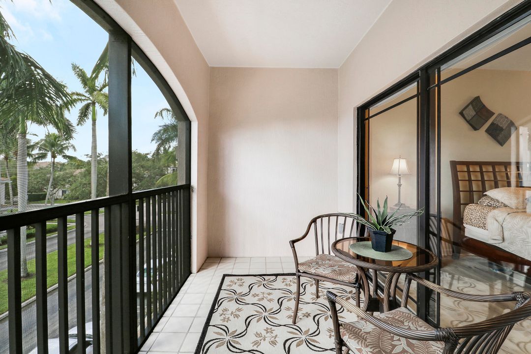 Active With Contract: $289,900 (2 beds, 2 baths, 1092 Square Feet)