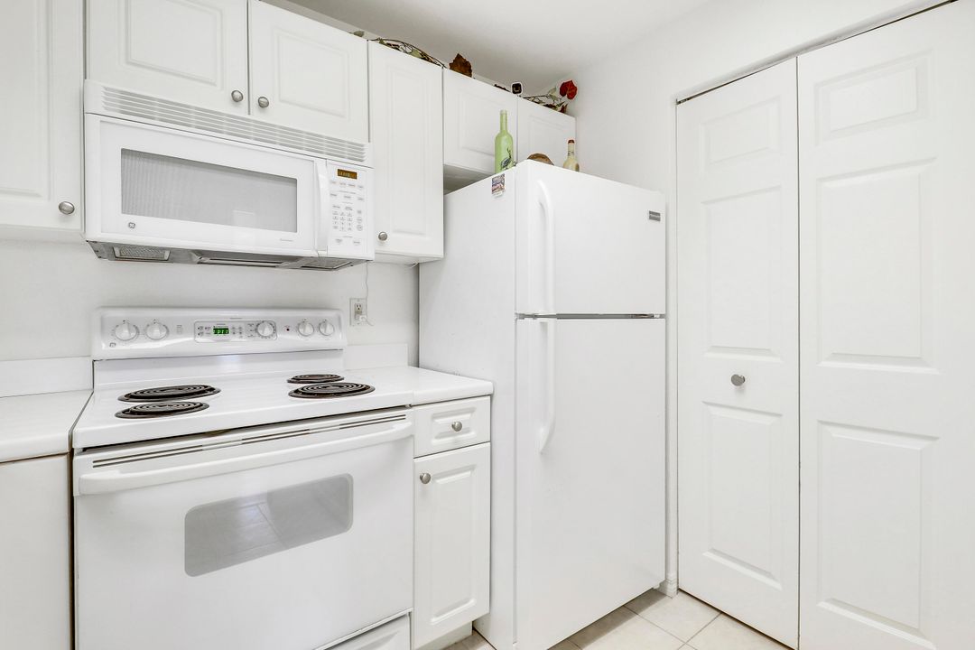 Active With Contract: $289,900 (2 beds, 2 baths, 1092 Square Feet)