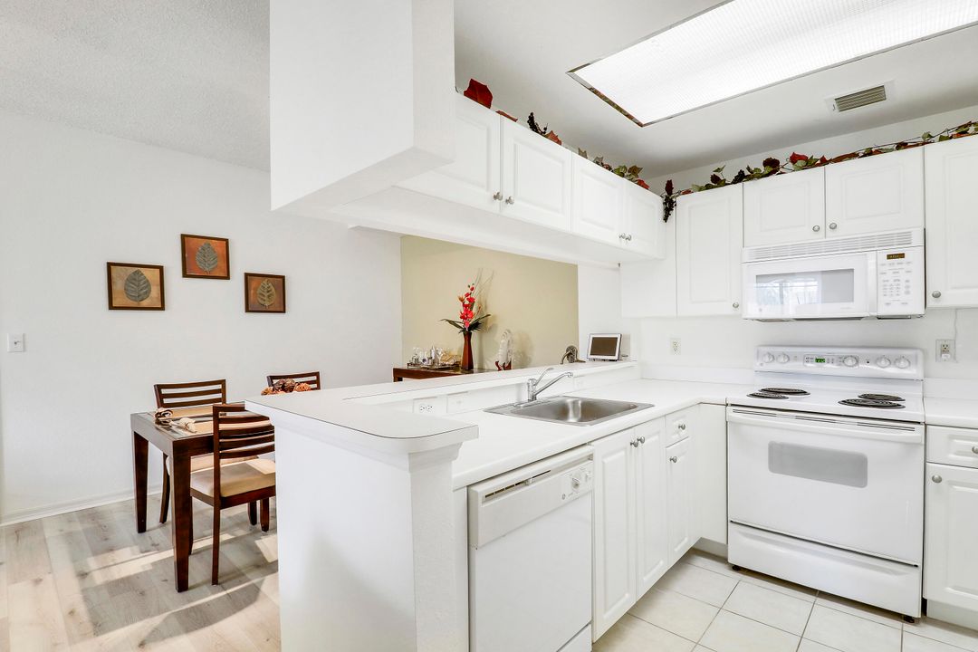 Active With Contract: $289,900 (2 beds, 2 baths, 1092 Square Feet)