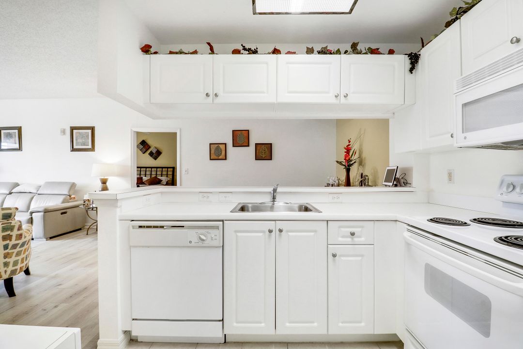 Active With Contract: $289,900 (2 beds, 2 baths, 1092 Square Feet)