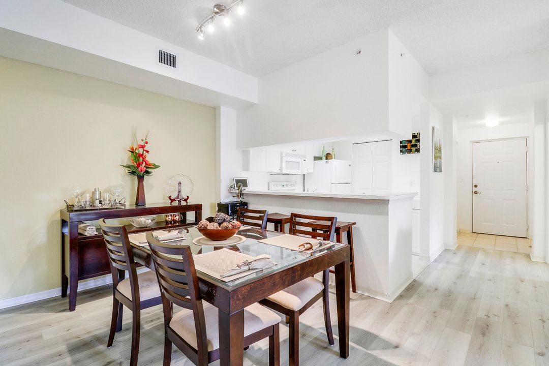 Active With Contract: $289,900 (2 beds, 2 baths, 1092 Square Feet)