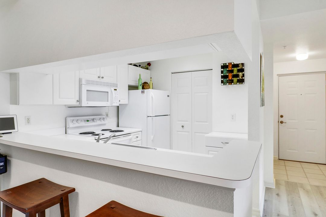 Active With Contract: $289,900 (2 beds, 2 baths, 1092 Square Feet)