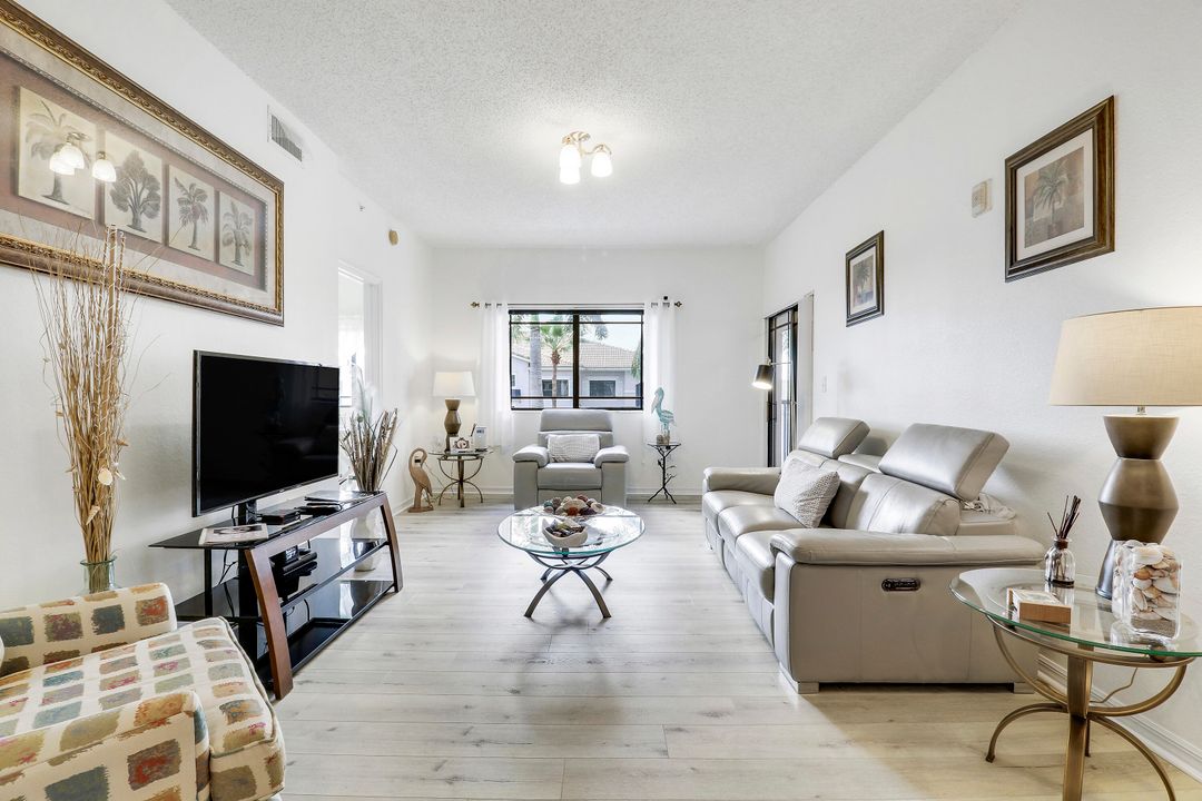 Active With Contract: $289,900 (2 beds, 2 baths, 1092 Square Feet)